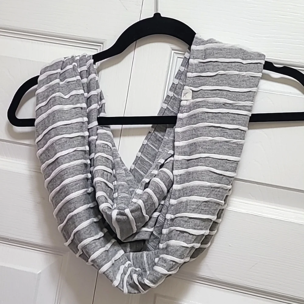 Eddie Bauer infinity scarf gray‎ white stripes